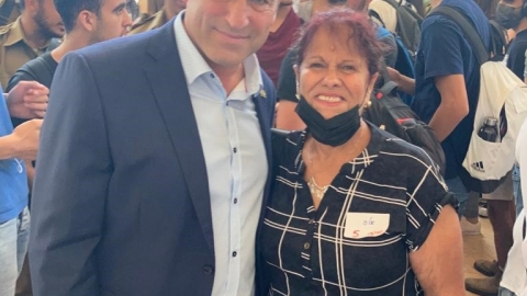 ראש העיר יחד עם אליס בוטבול אם שכולה.jpg