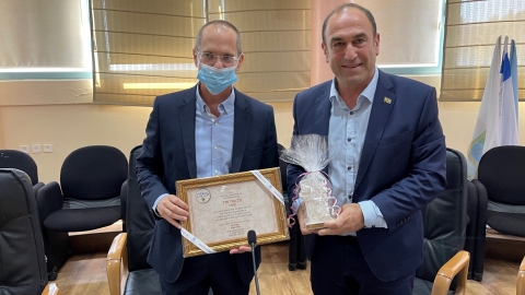 ראש העיר מעניק שי ותעודת הוקרה לשר.jpg