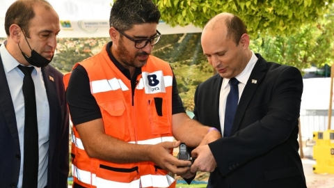 בנט ופומרנץ בעת חיבור הסיב.jpg
