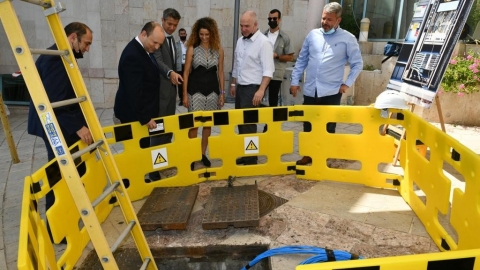 בסמוך לעמדת חיבור סיבים של בזק ליד העירייה.jpg