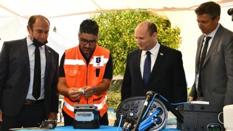 רוהמ שר התקשורת ורהע מקבלים הסבר על חיבור הסיב.jpg