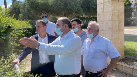 תצפית על אגם המונפורט יחד רהע וסגן ראש העיר נחלה טנוס מימין.jpg
