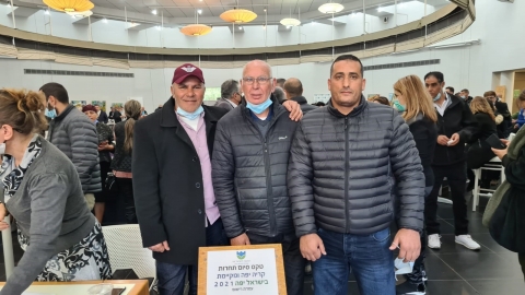 עובדי אגף השפע האשם נעים וזרח בן אלוש עם מנהל אגף השפע במהלך הטקס.jpg
