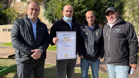 עם מנהל מחלקת החשמל חיכמאת.jpg