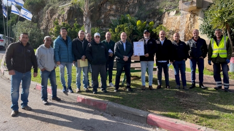 רהע ומנכל העירייה עם מנהל אגף השפע, מנהלי המחלקות באגף ובעירייה עם התעודה.jpg