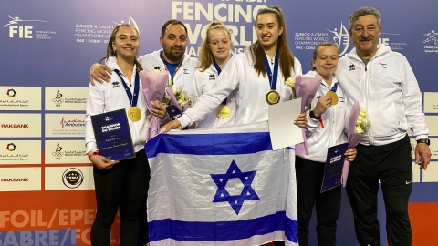 אל אל ישראל הבנות עם המאמן יעקב פדרמן.jpg