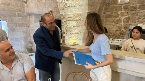 רהע מקבל את פניה של השרה.jpg
