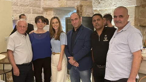 השרה מירב כהן יחד עם הנהלת העיר.jpg